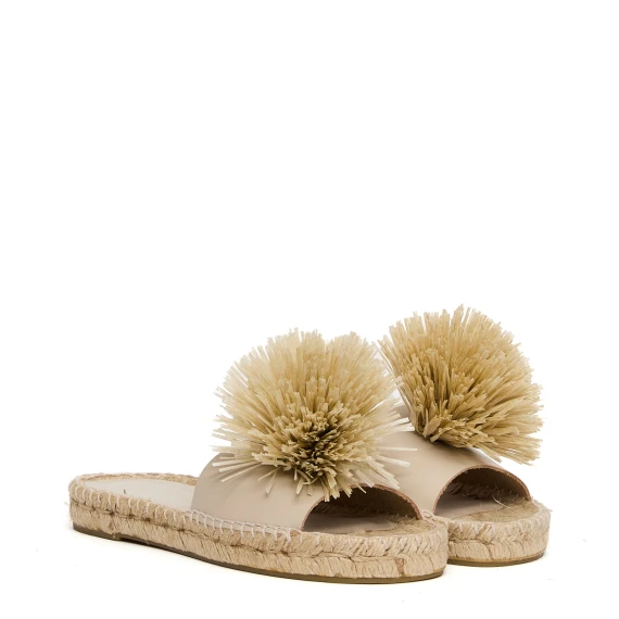 Sabot in pelle beige con ciuffo
