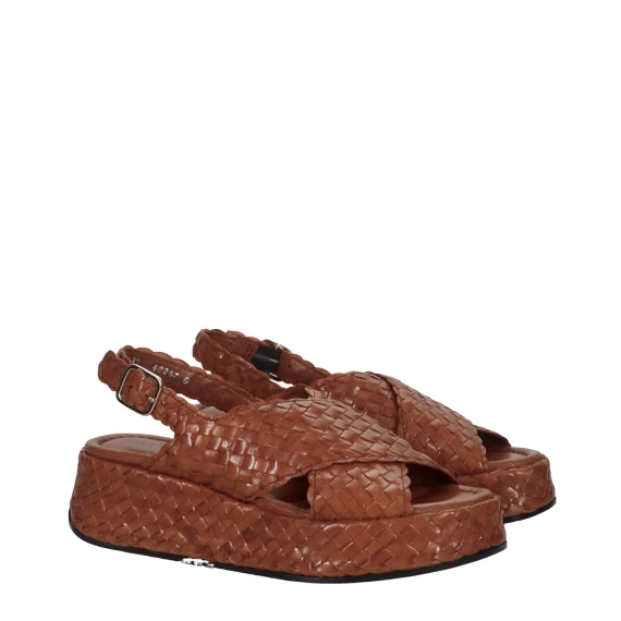 Sandalo 10829 in pelle intrecciata cuoio