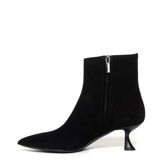 Tronchetto Cleope5 in pelle scamosciata nera